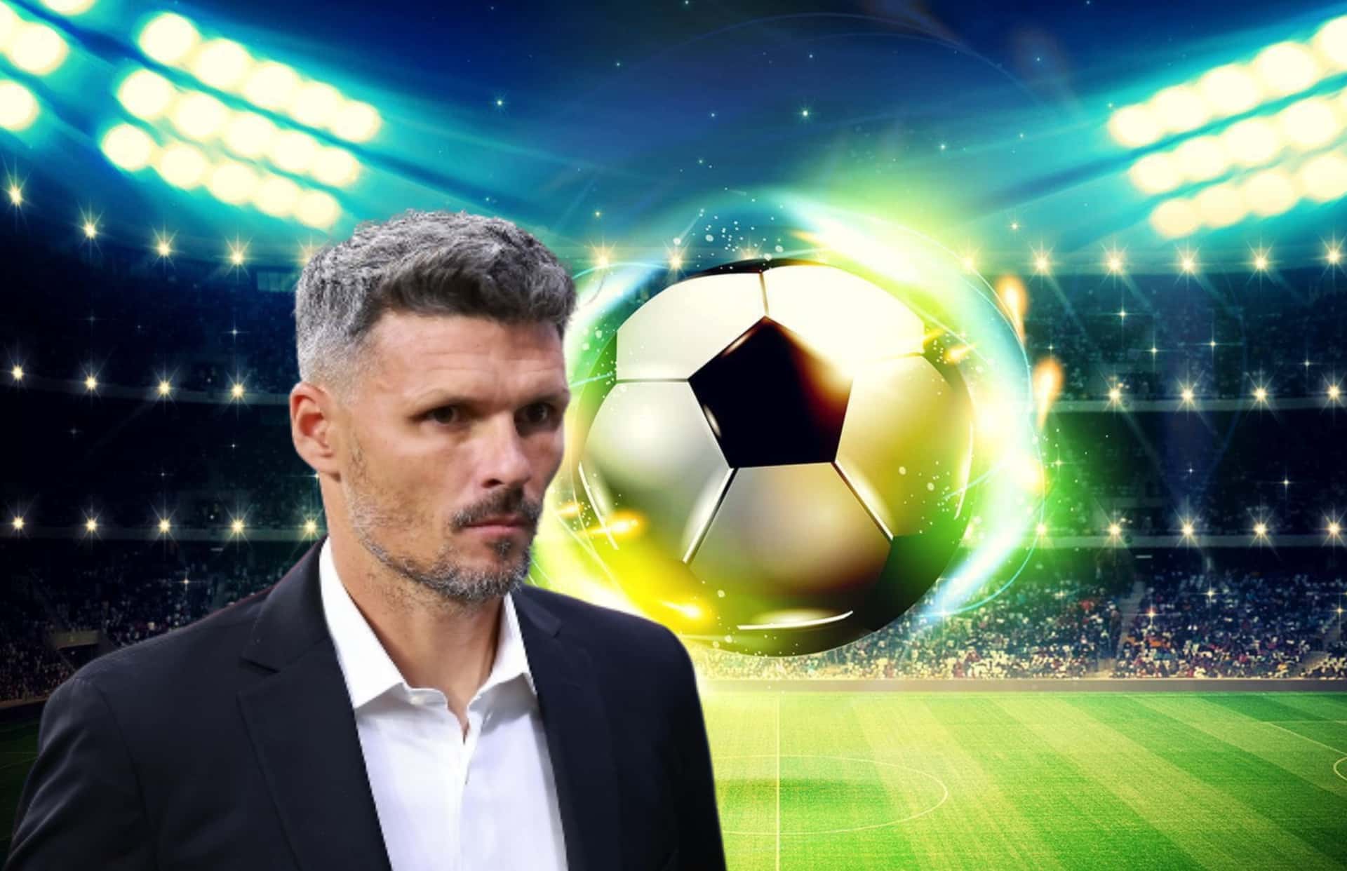 Fernando Ortiz y balón de fútbol/ Foto Wallpapers.com.