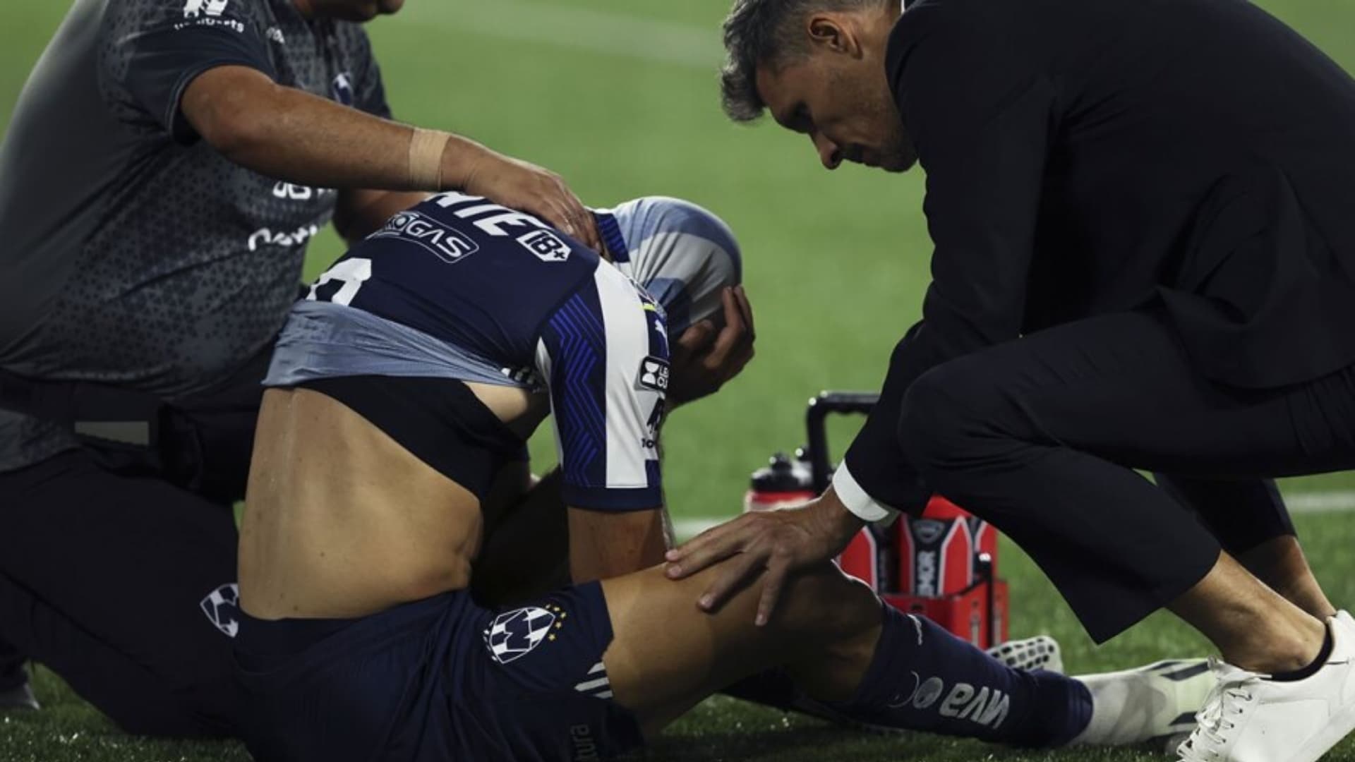 Fernando Ortiz y jugador rayado lesionado Foto: TV Azteca