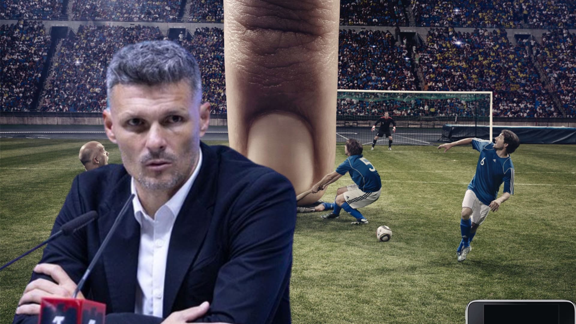 Fernando Ortiz y propaganda de fútbol Foto: InformaBTL