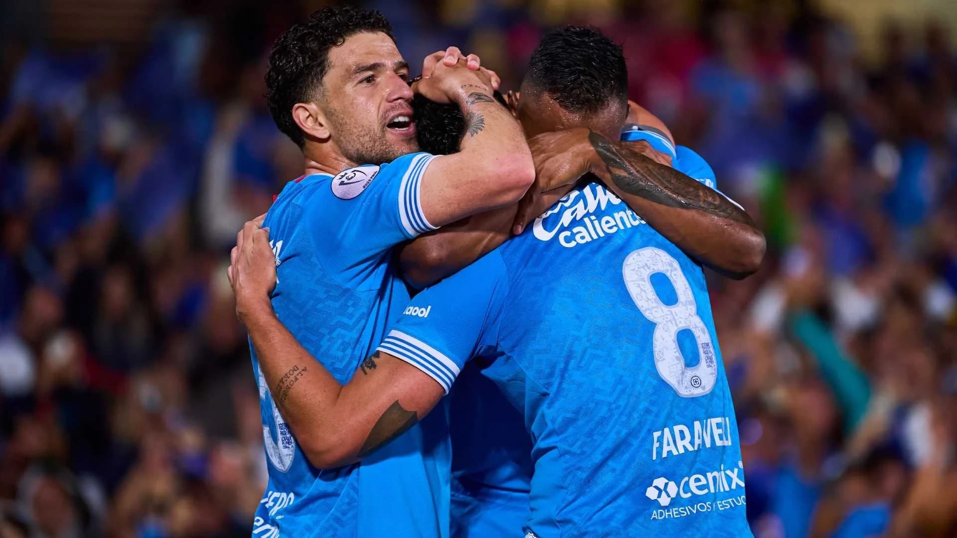 Festejo de jugadores de Cruz Azul