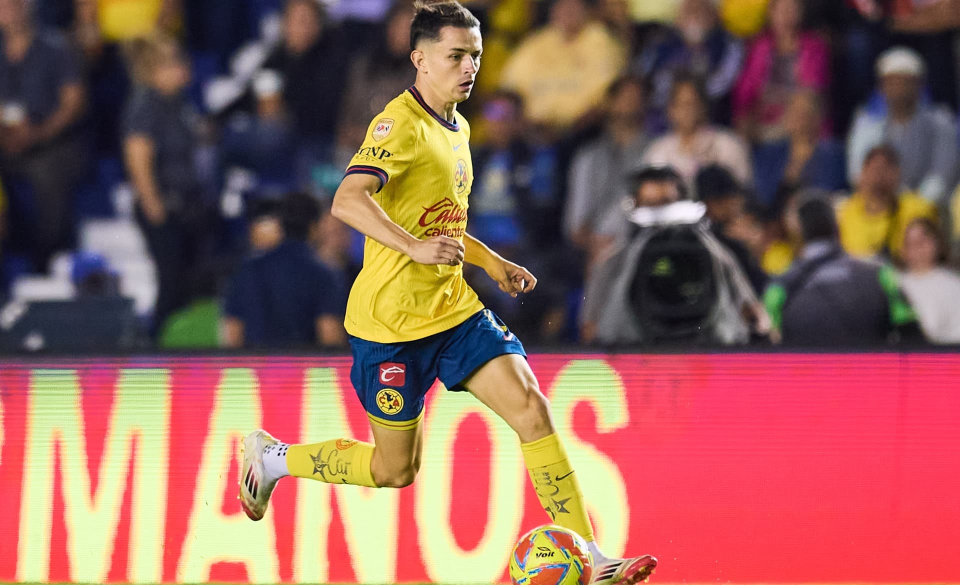Fidago juega con el club América ante Cruz Azul (Fuente: Mexsports)