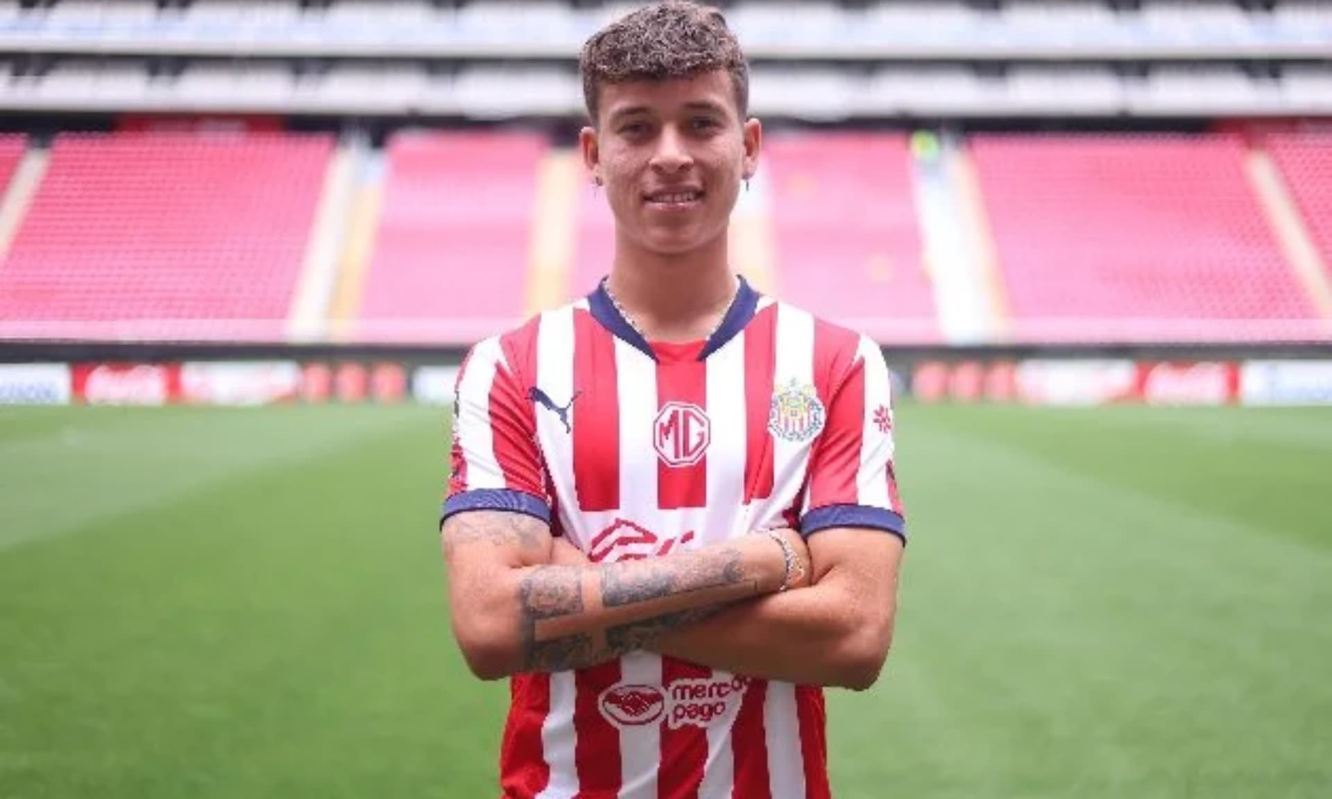 Fidel Barajas fue presentado en el estadio Akron (Fuente: Chivas)