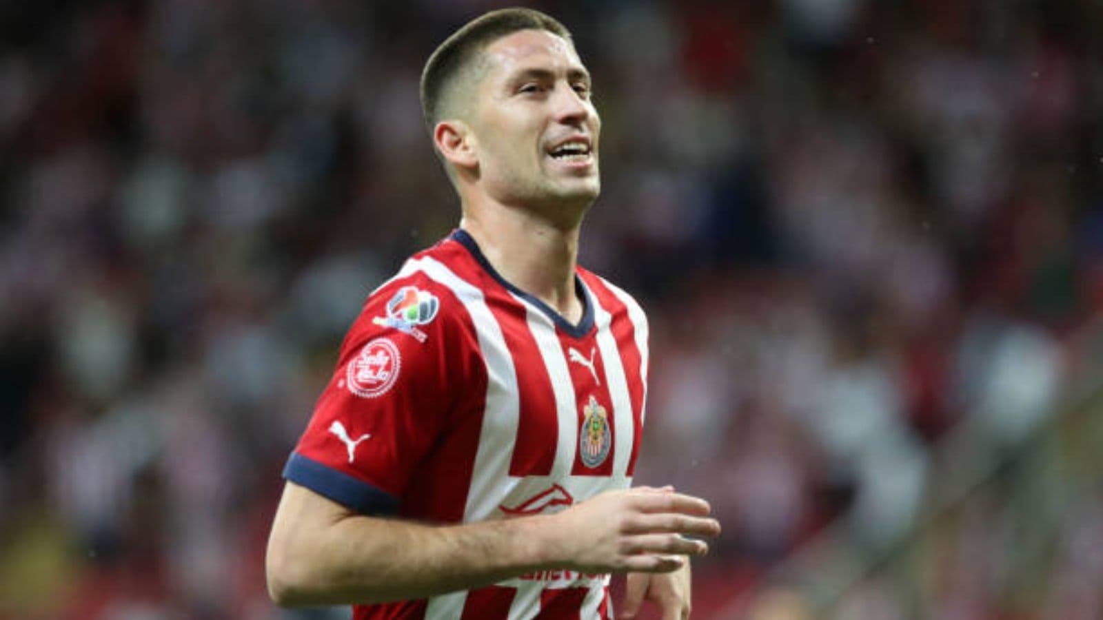 Finalmente, Santiago Ormeño pudo anotar su gol con Chivas y la reacción de Ricardo Cadena sorprendió a los chivahermanos