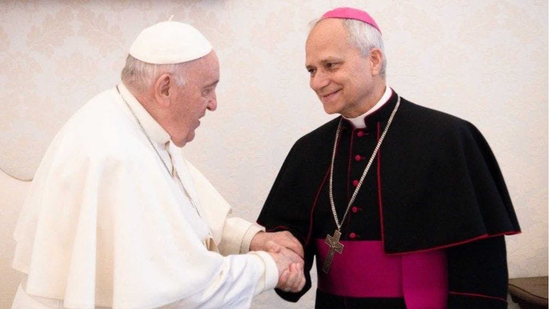 Francisco y Papa León XIV (Foto: Cronísta)