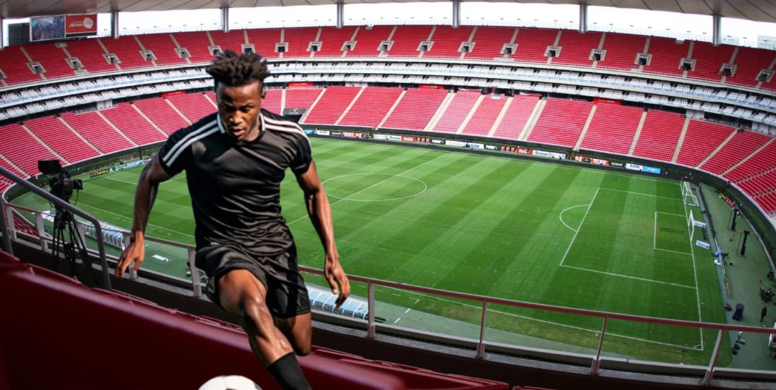 Futbolista dentro del Estadio Akron / FOTO FREE PICK