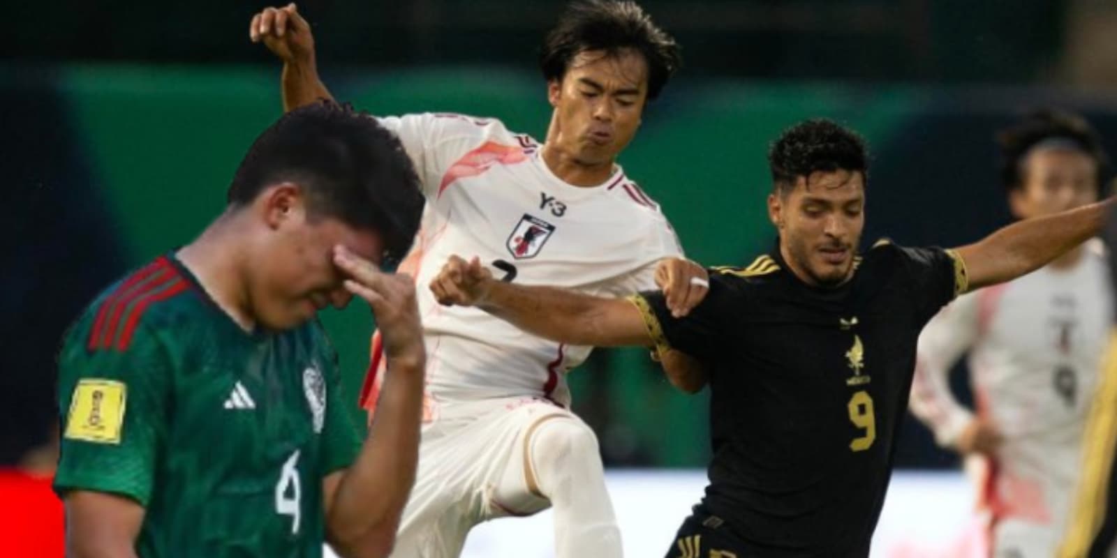 Futbolista mexicano en el México vs Japón / FOTO RÉCORD