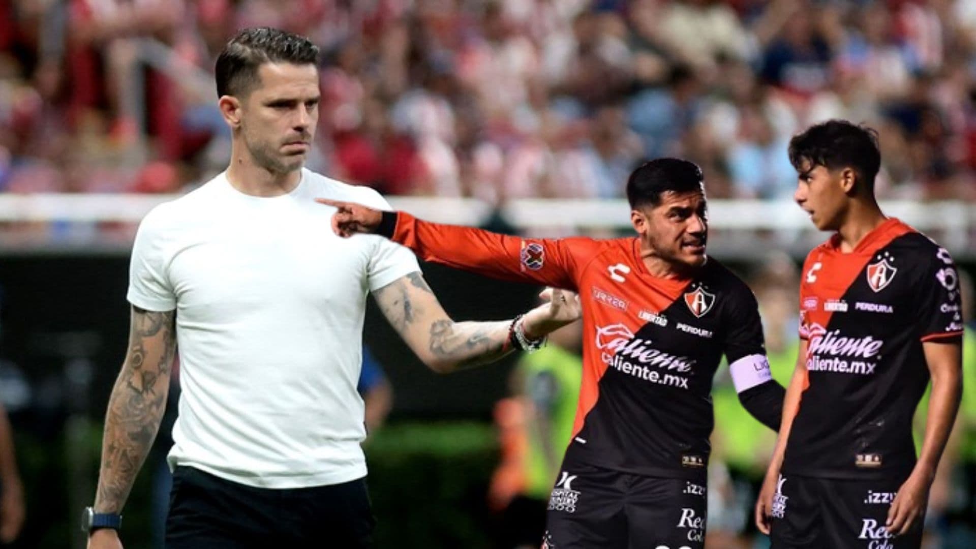 Gago en partido de Chivas y jugadores de Atlas