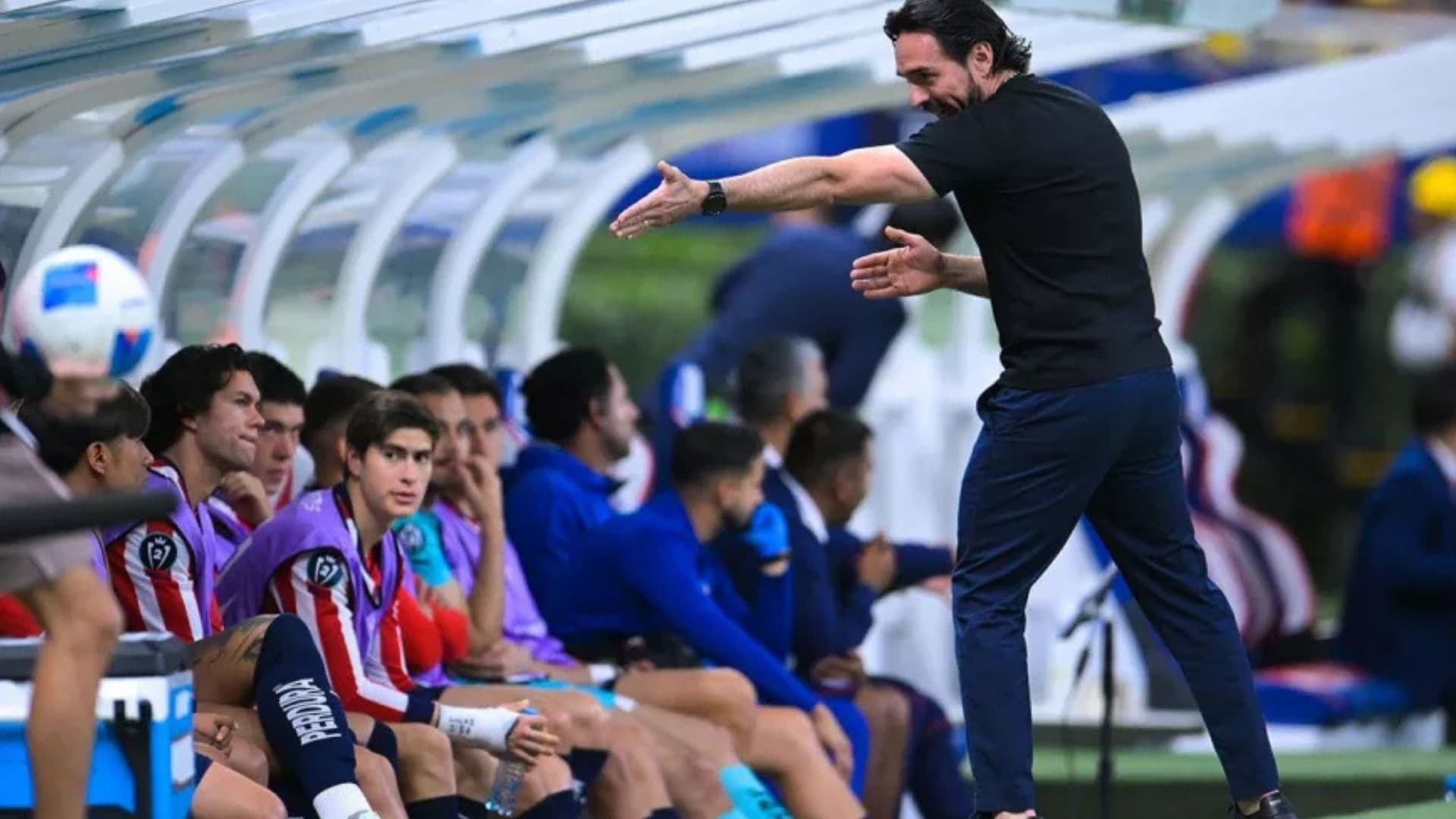 Gerardo Espinoza dirigiendo a las Chivas (Foto: Mexsport)