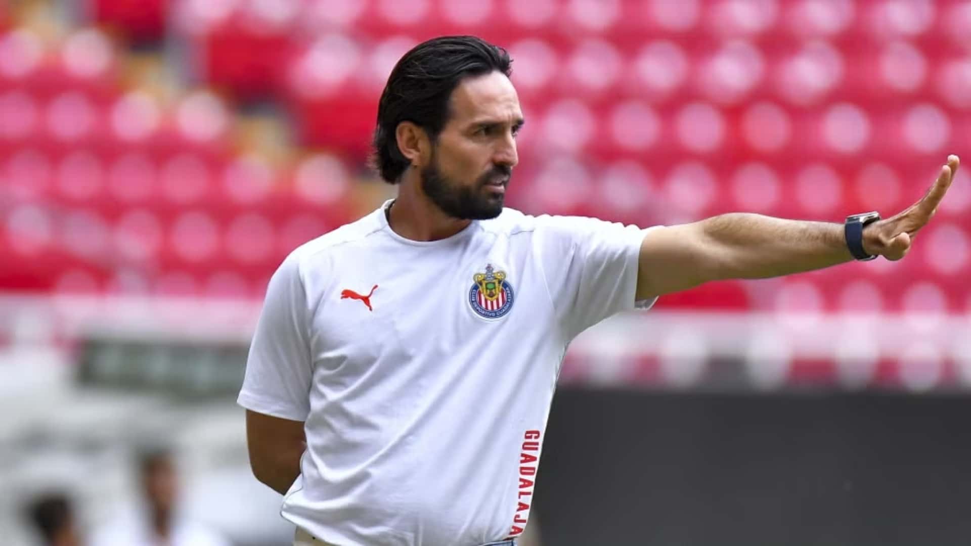 Gerardo Espinoza estaría en la cuerda floja en Chivas y ya hay candidatos para reemplazarlo | Foto: X @chivas