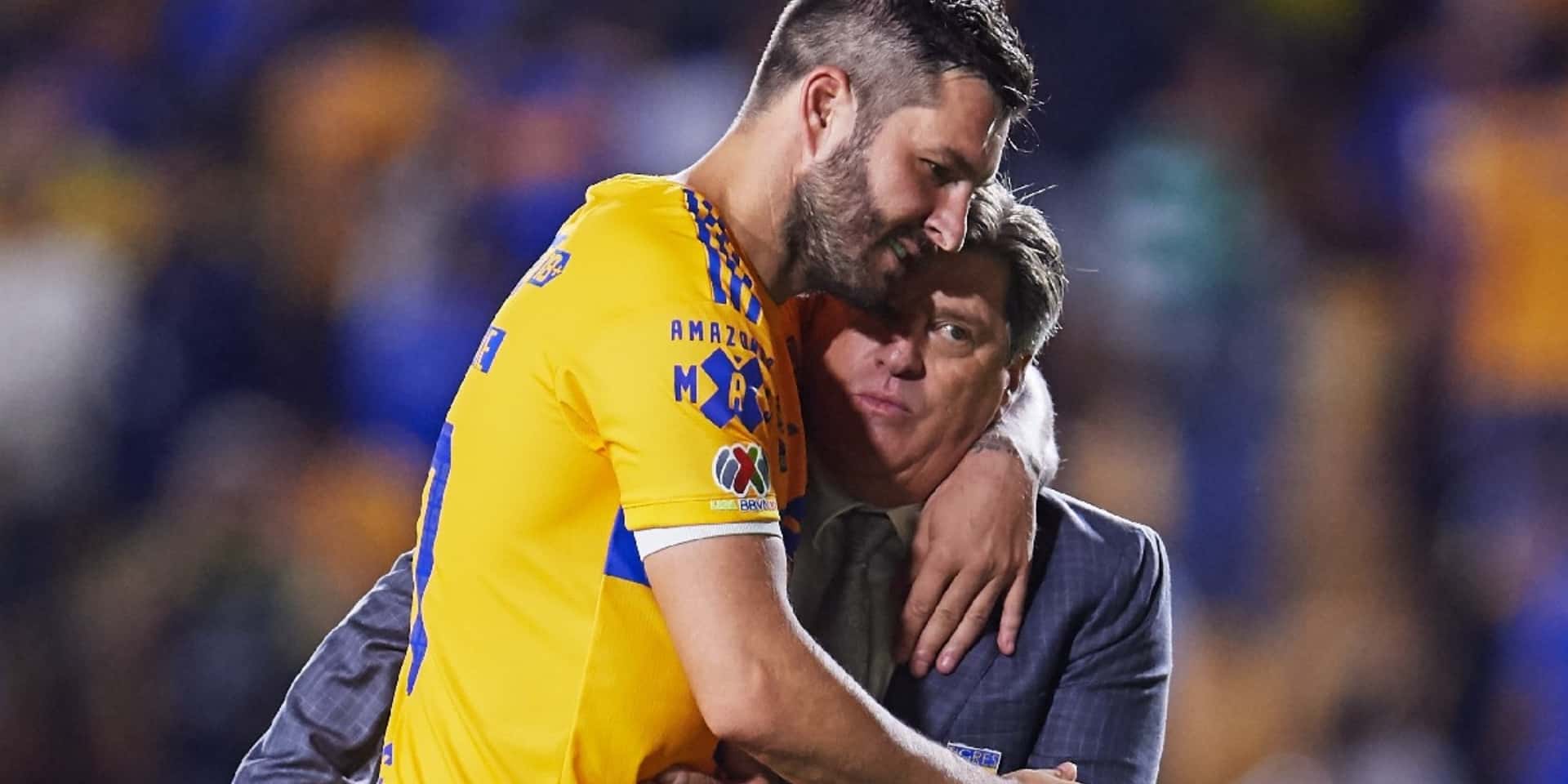 Gignac abranzando a Miguel Herrera (Fuente: Mediotiempo)