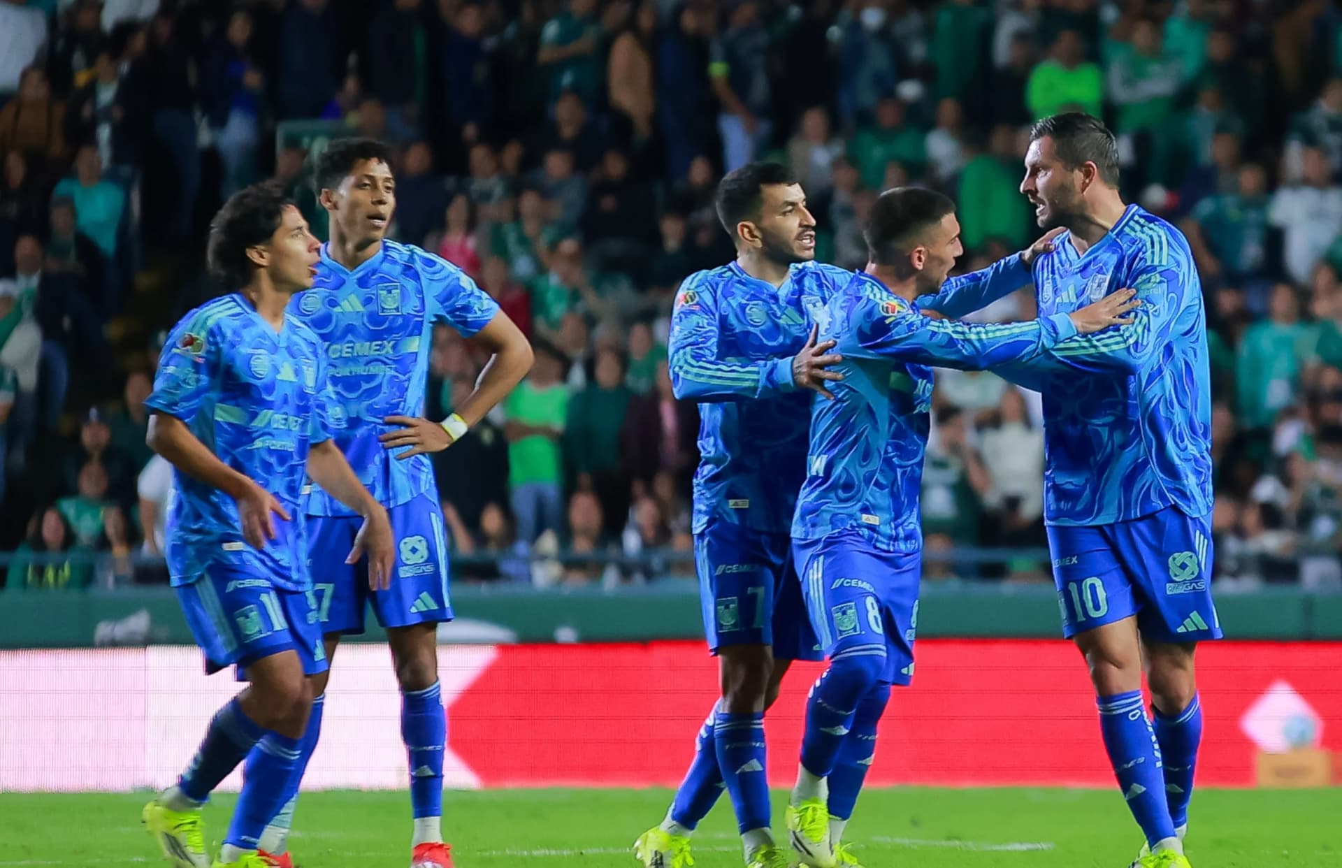 Gignac le reclamó de manera insistente al colegiado y un compañero salió pagando las consecuencias.
