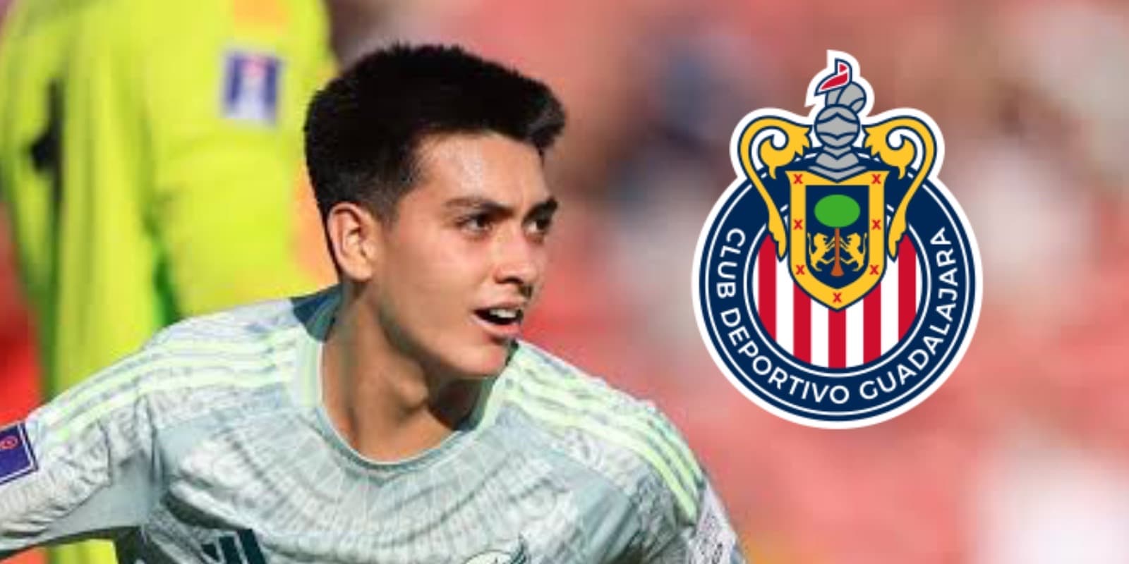 Gilberto Mora junto al escudo de Chivas / FOT 365Scores México