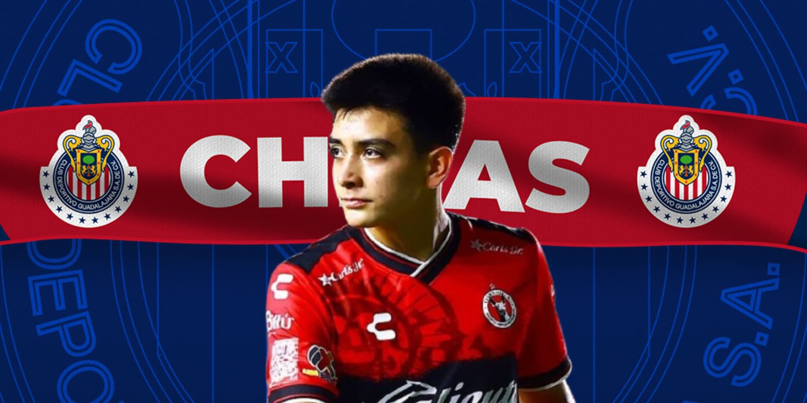 Gilberto Mora junto al escudo de Chivas / FOTO MARCA