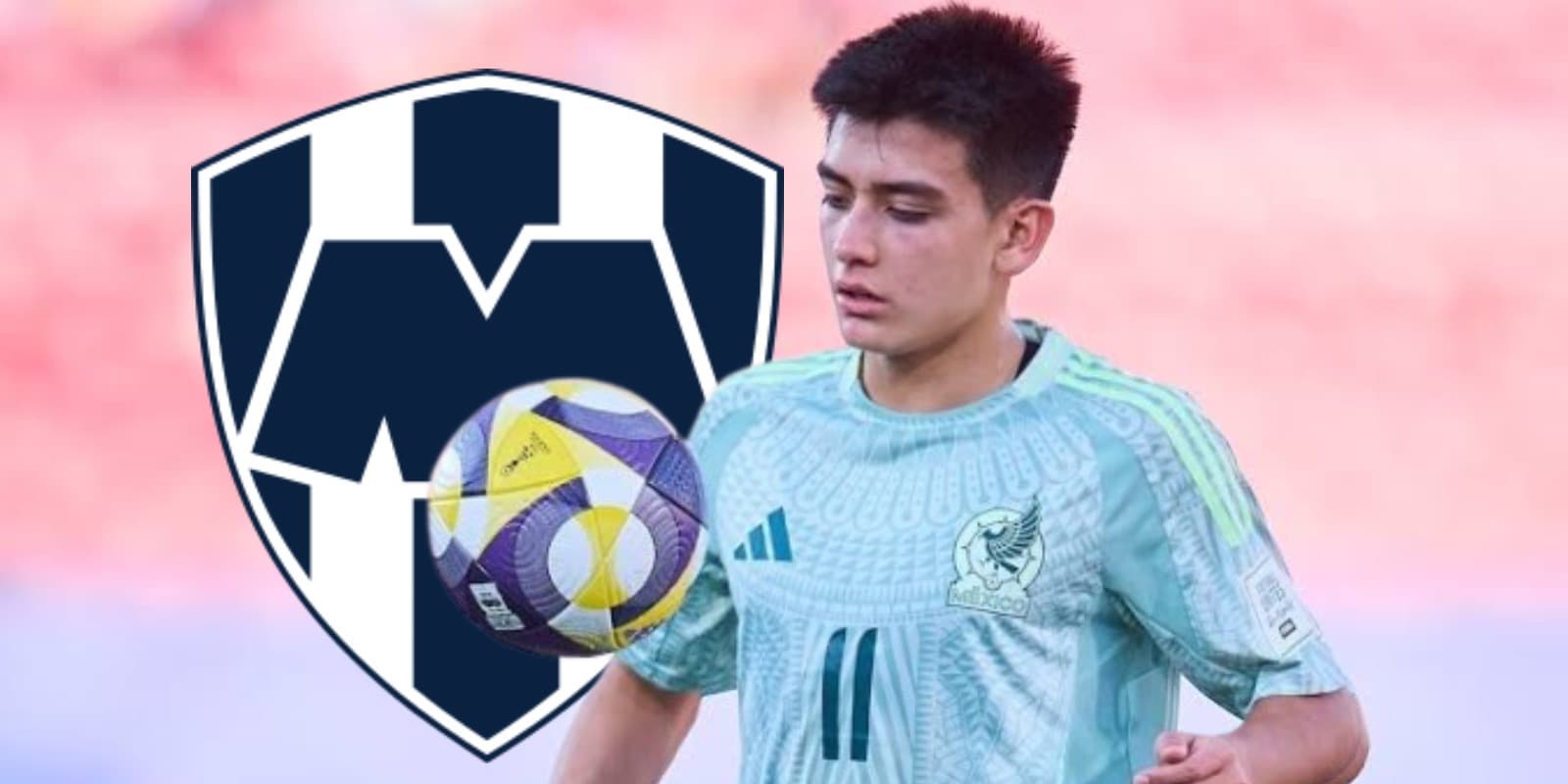 Gilberto Mora junto al escudo de Rayados / FOTO SDP NOTICIAS