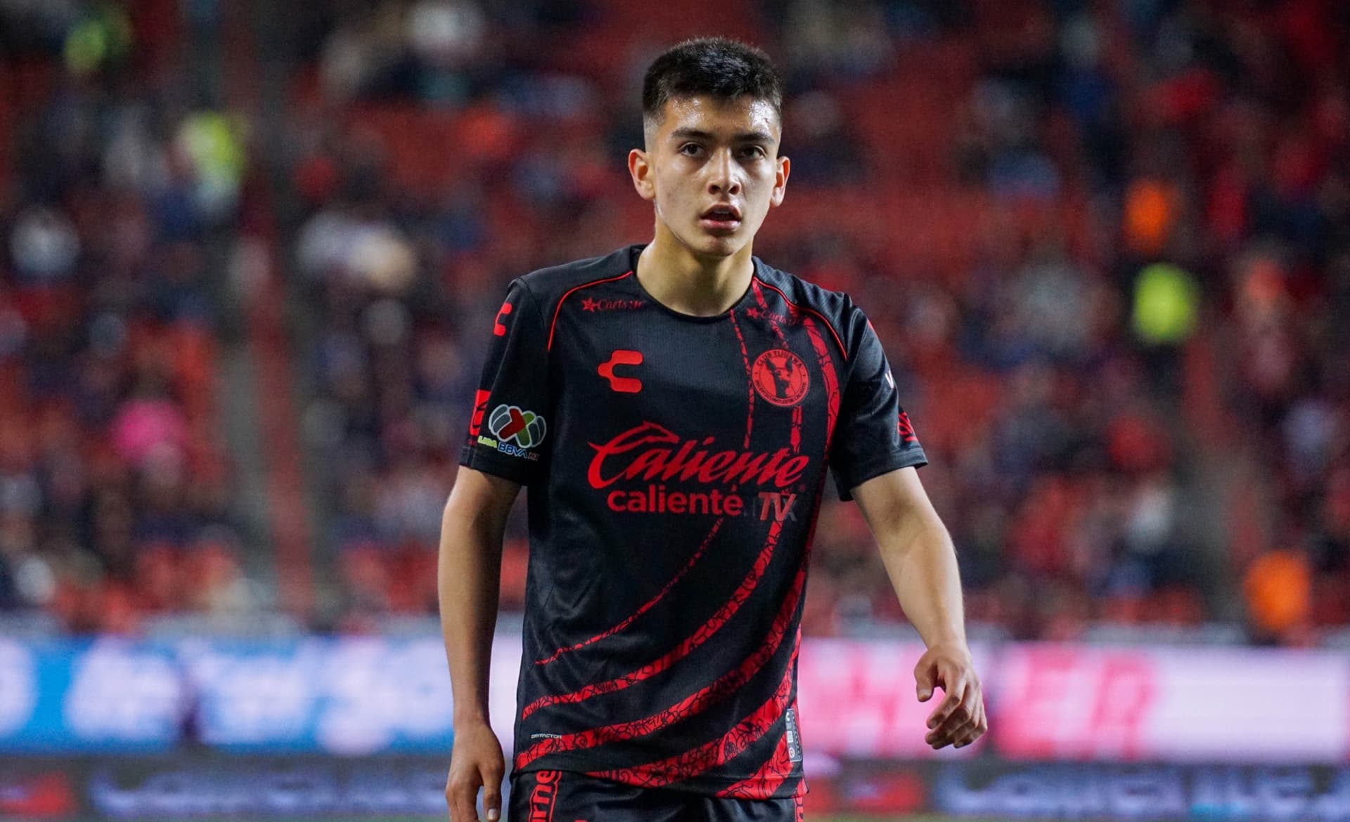 Gilberto Mora sale al cambio con los Xolos (Fuente: Mexsports)