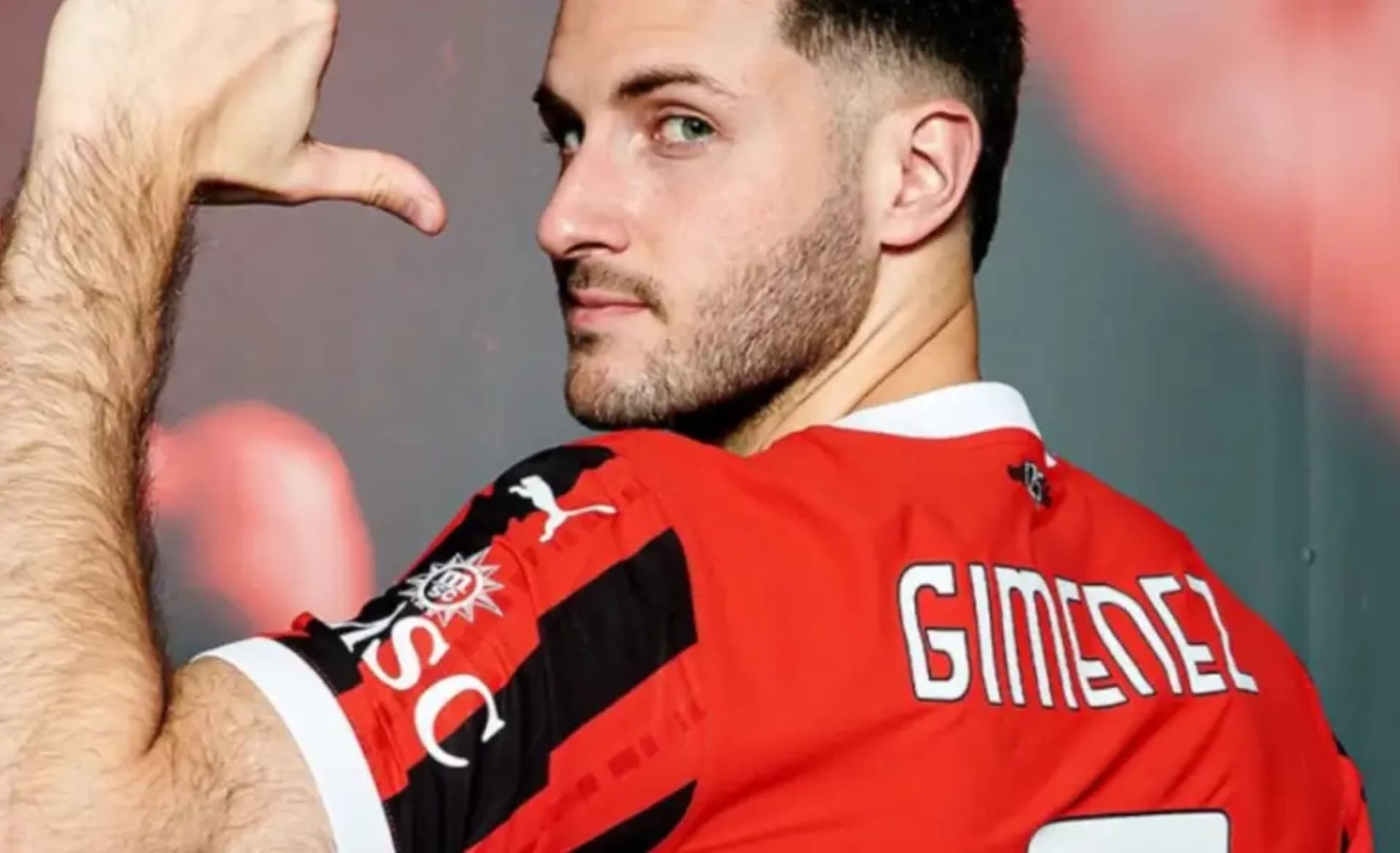 Giménez presentado en el AC Milan (Fuente: Milan)
