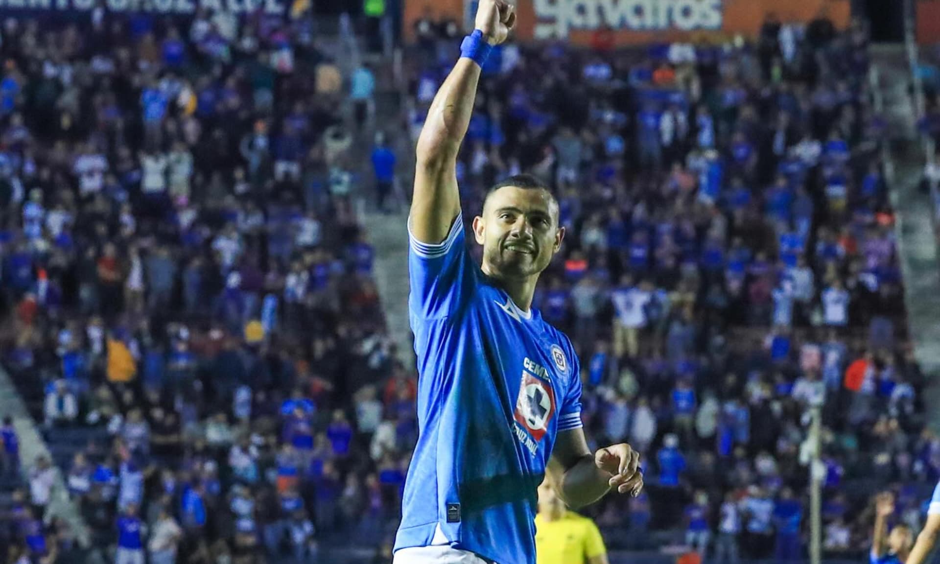 Giorgios Giakoumakis celebra su primer gol con Cruz Azul (Fuente; Cruz Azul)