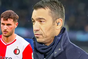 Giovanni Van Bronckhorst arremetió contra el error de Santi Giménez en el Feyenoord vs Atlético de Madrid