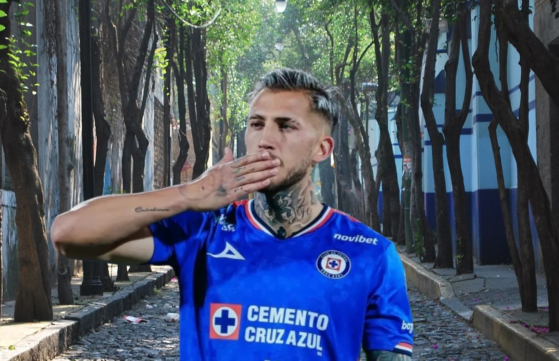 Gonzalo Piovi enviando beso/Foto Picasa.