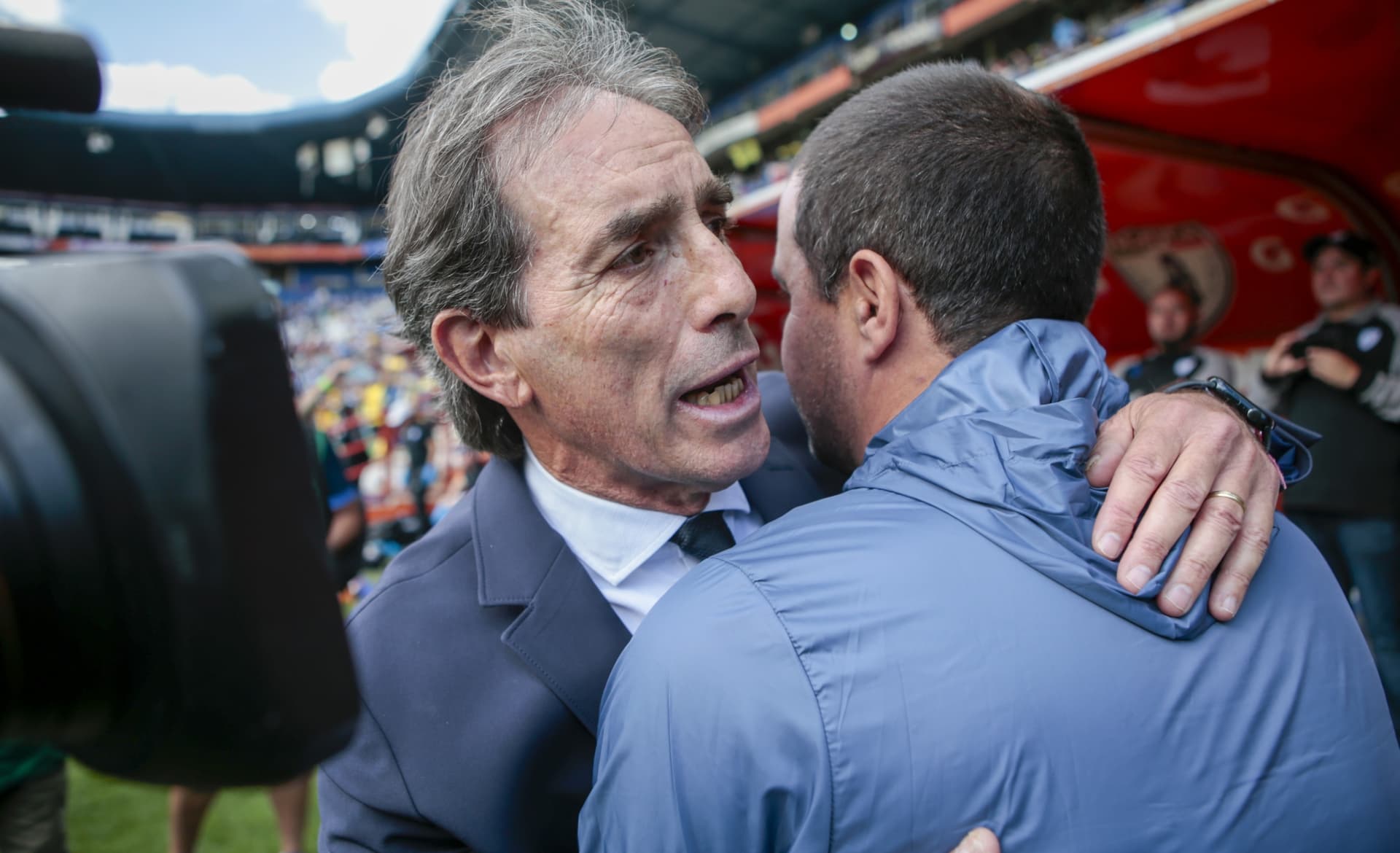 Guillermo Almada abraza a André Jardine en juego (Fuente: Mexsports)