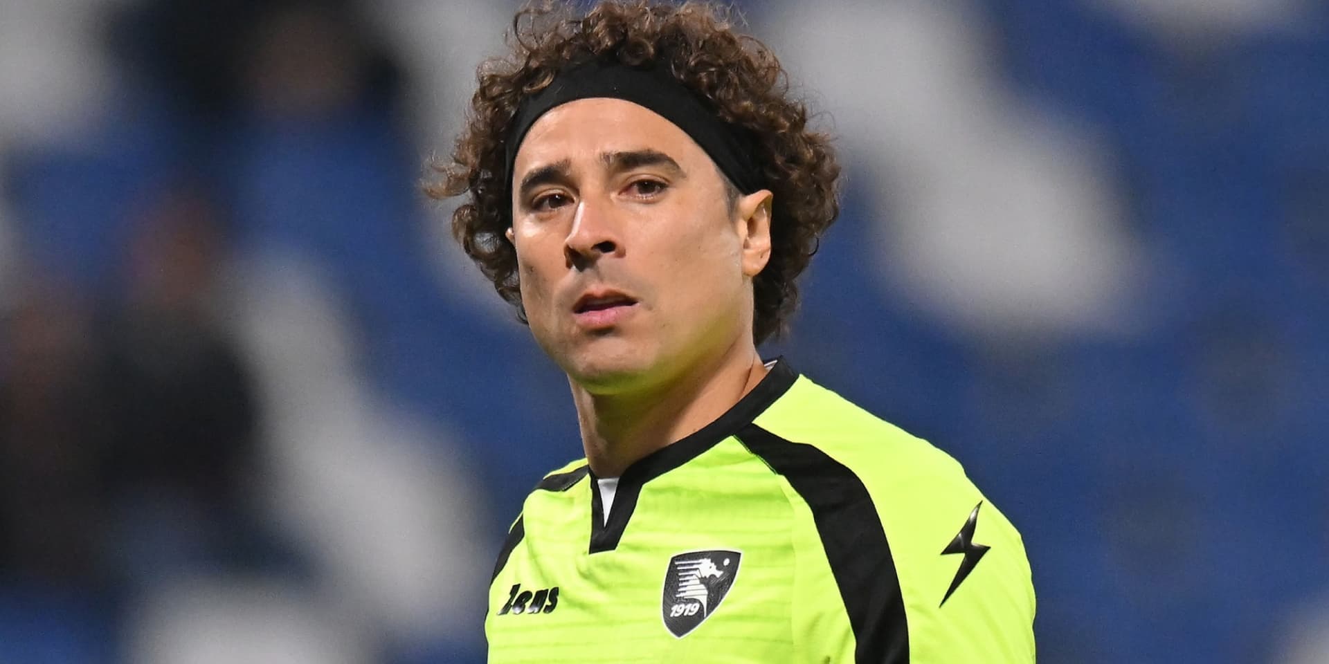 Guillermo Ochoa con la playera de Salernitana / Foto: TUDN