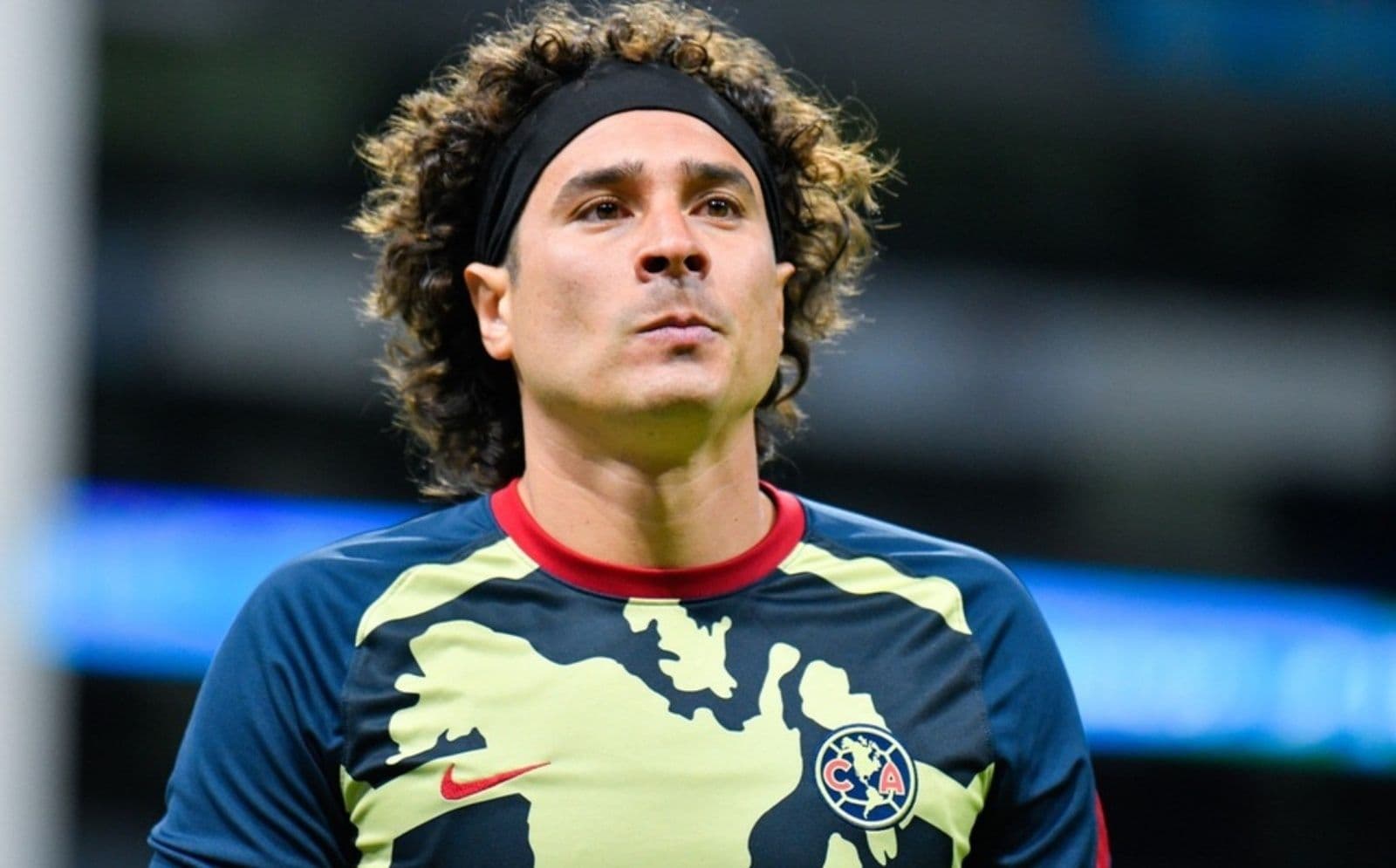 Guillermo Ochoa dejó al América y ahora enfrenta las consecuencias en Italia.
