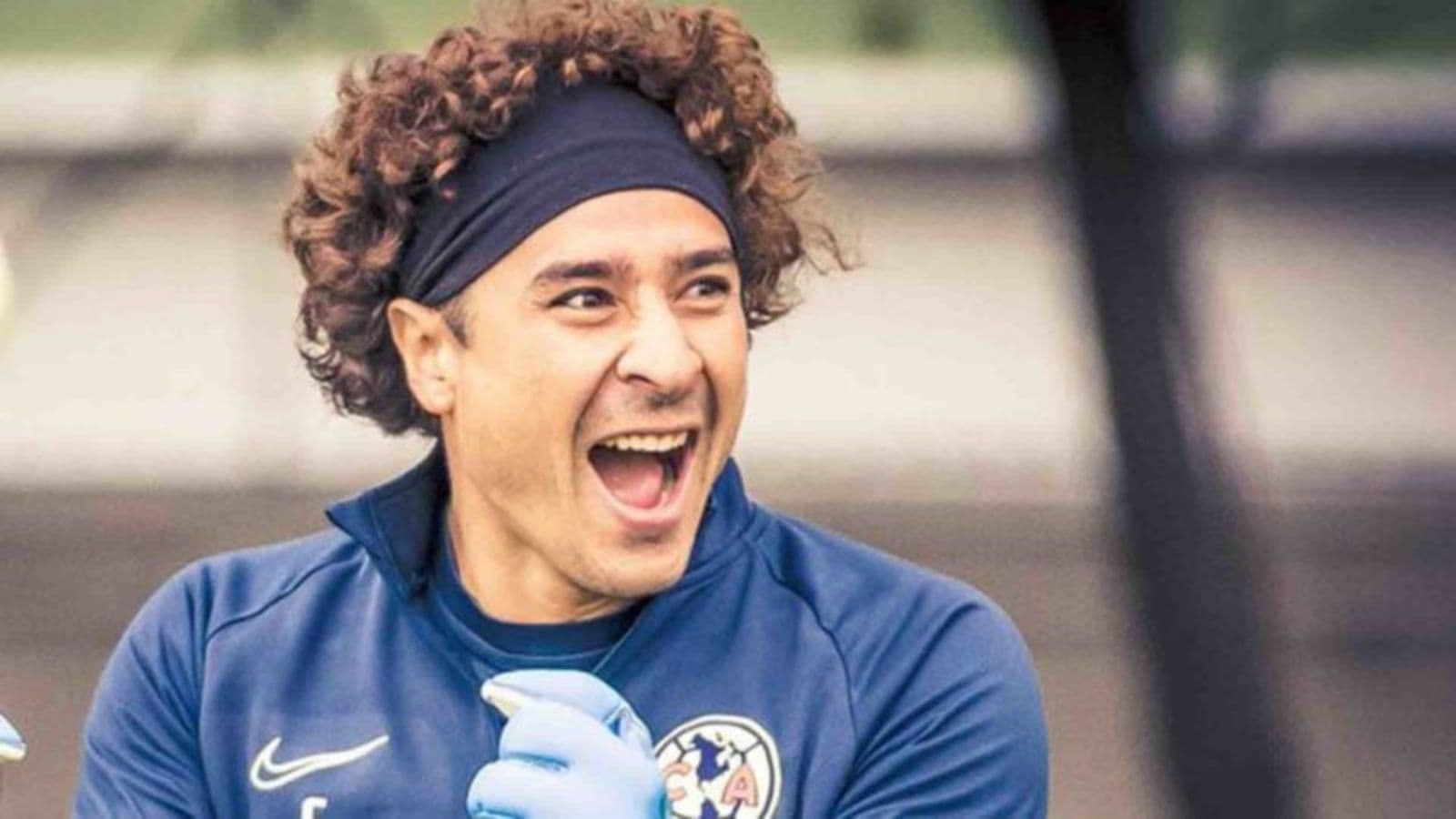 Guillermo Ochoa es uno de los máximos responsables de la eliminación del América y causa polémica lo que hace en lugar de entrenar con el América..