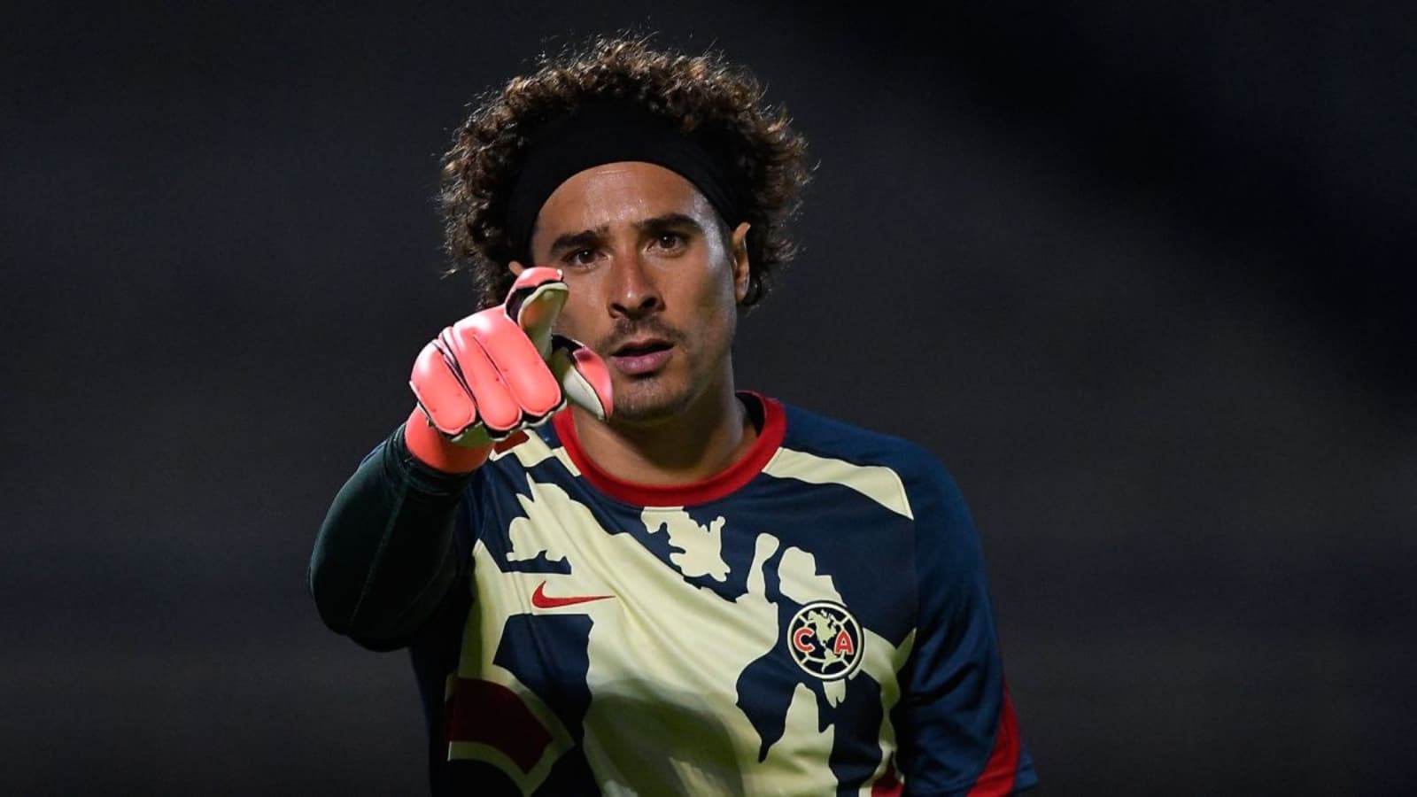 Guillermo Ochoa está próximo a terminar su contrato con el América y su renovación dependería de salida de tres jugadores