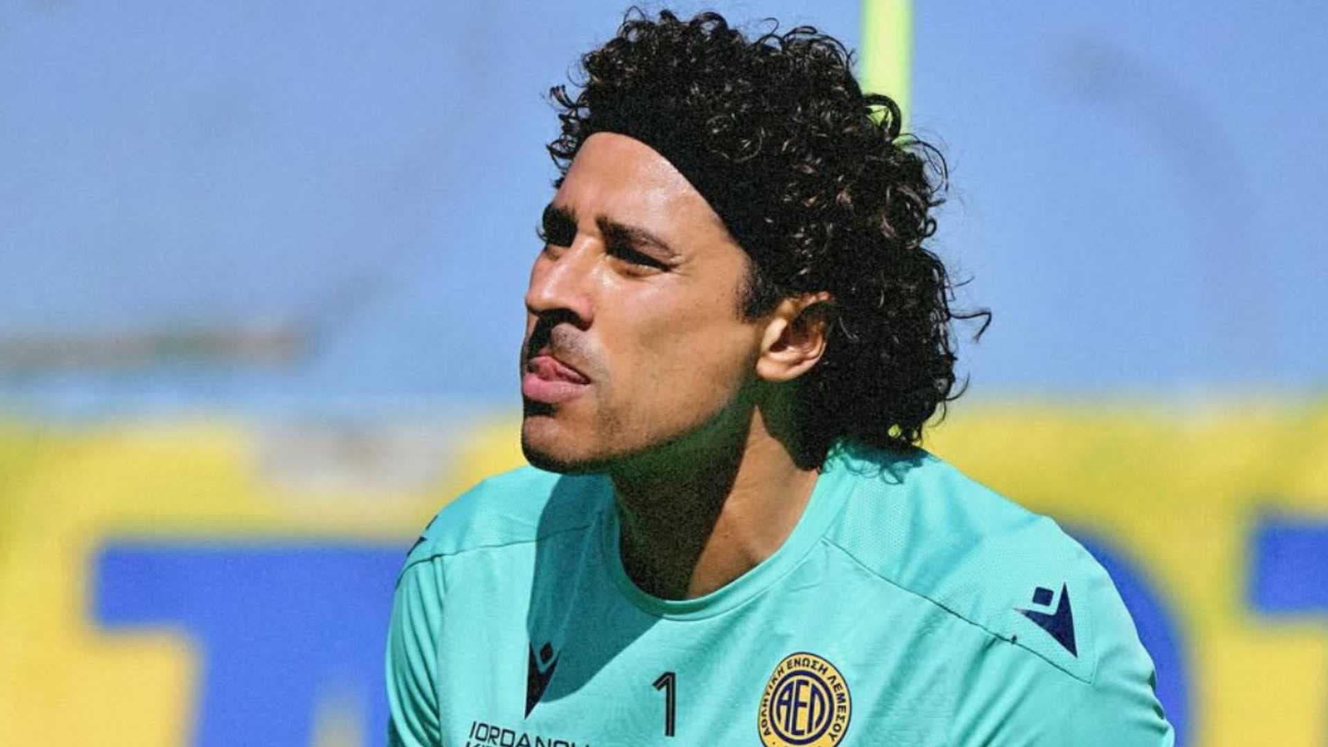 Guillermo Ochoa jugando en Chipre