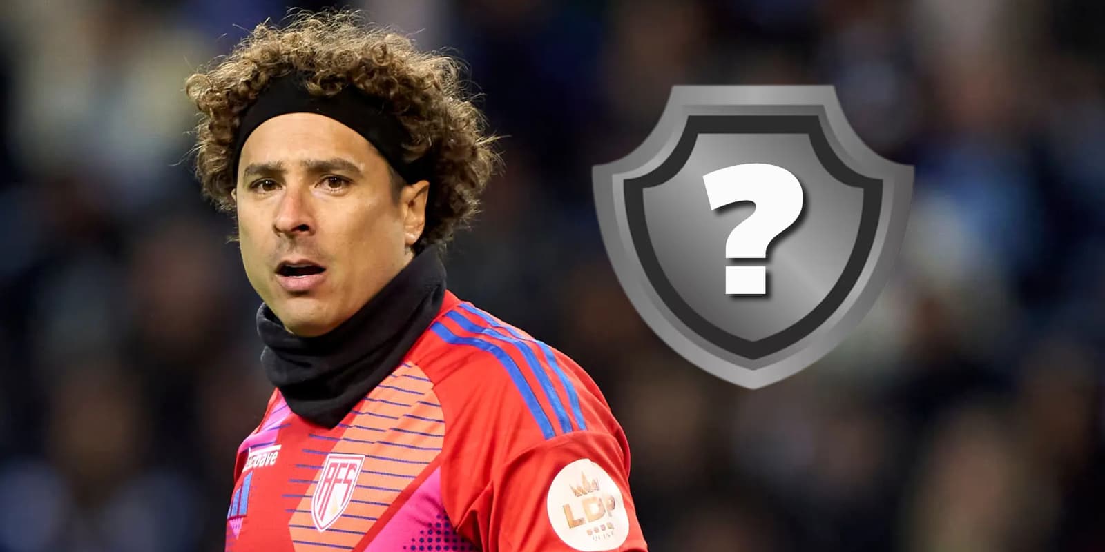 Guillermo Ochoa junto a escudo incógnito / FOTO TRIBUNA EXPRESO
