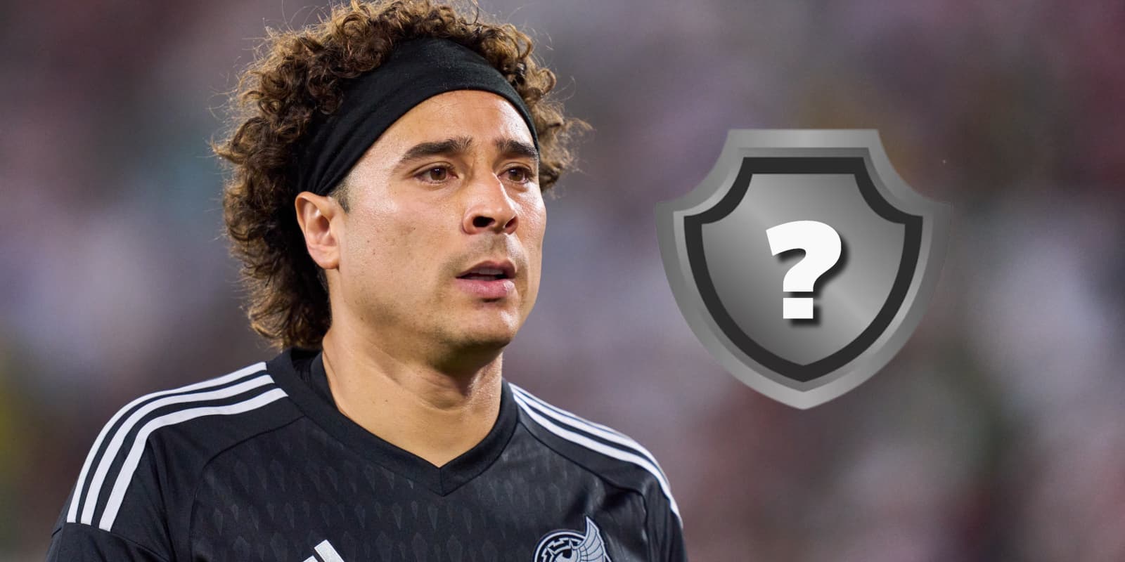 Guillermo Ochoa junto a escudo incógnito / FOTO TUDN