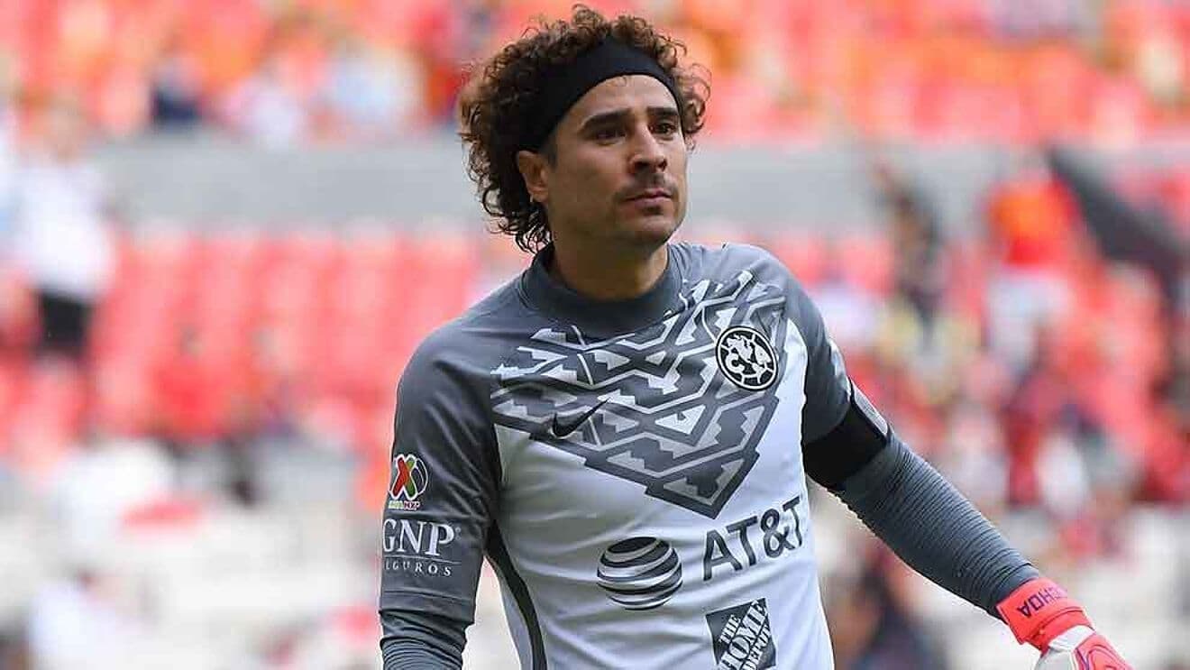 Guillermo Ochoa podría salir del América y buscaría llegar a un equipo top.