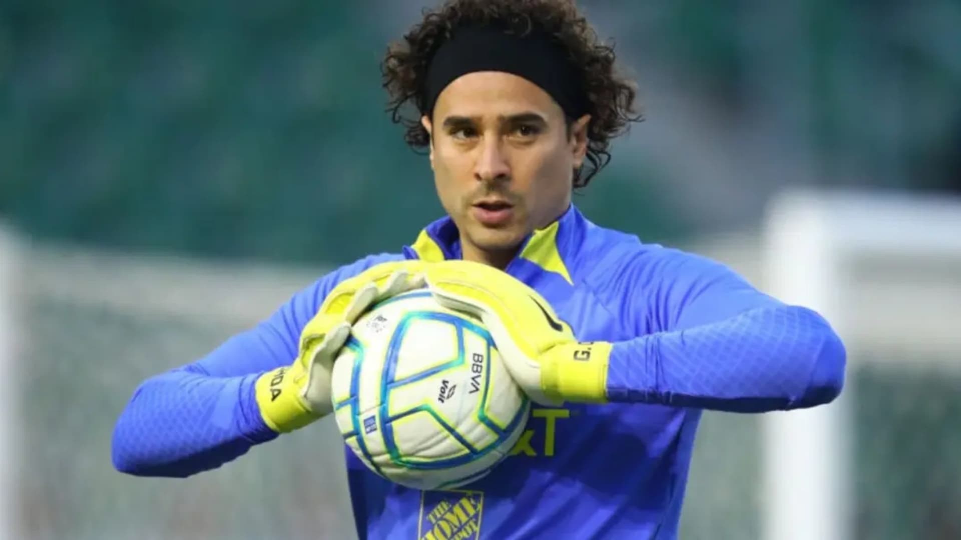 Guillermo Ochoa se duerme y América está a punto de firmar un portero mientras Ochoa está de vacaciones.