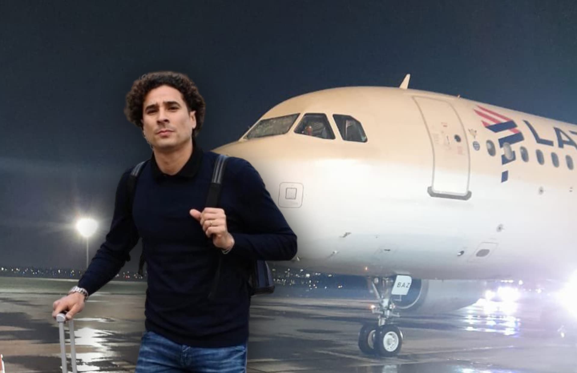 Guillermo Ochoa y avión de fondo/ Foto López Dóriga Digital.