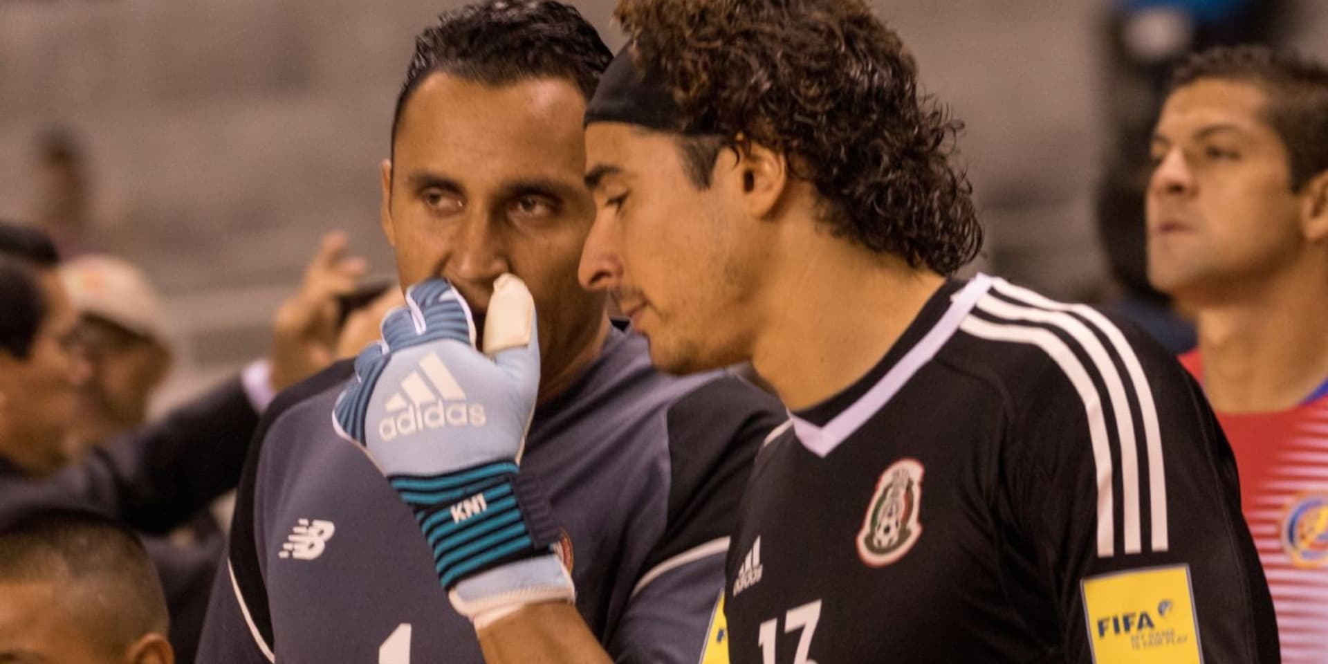 Guillermo Ochoa y Keylor Navas durante el cotejo México vs. Costa Rica / Foto: Mediotiempo