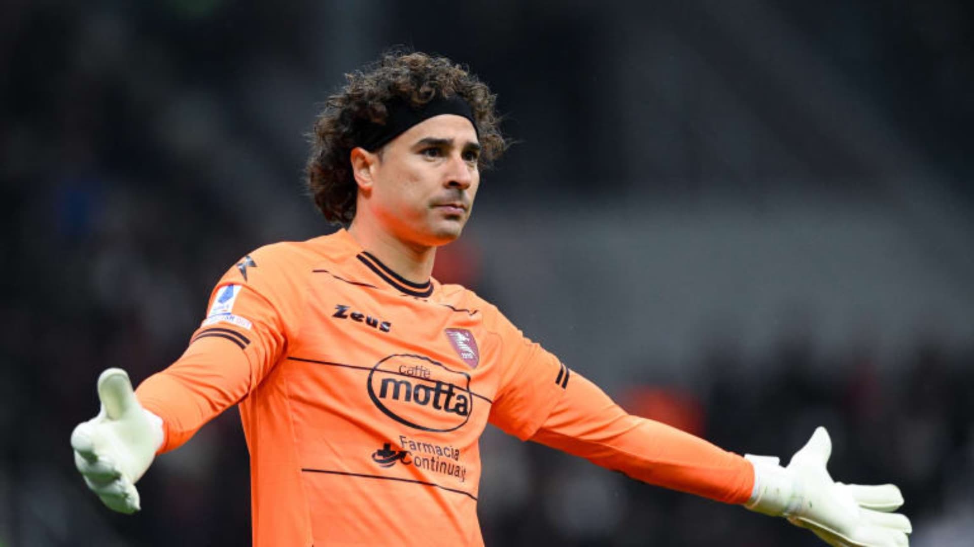 Guillermo Ochoa y la gran ayuda que recibe del Salernitana