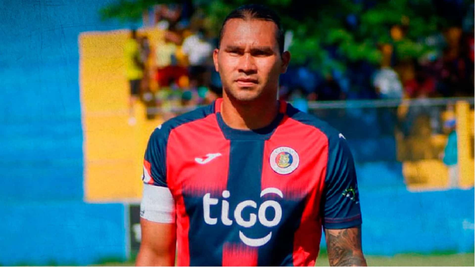 Gullit Peña durante su etapa en El Salvador (Fuente: Fútbol Total)