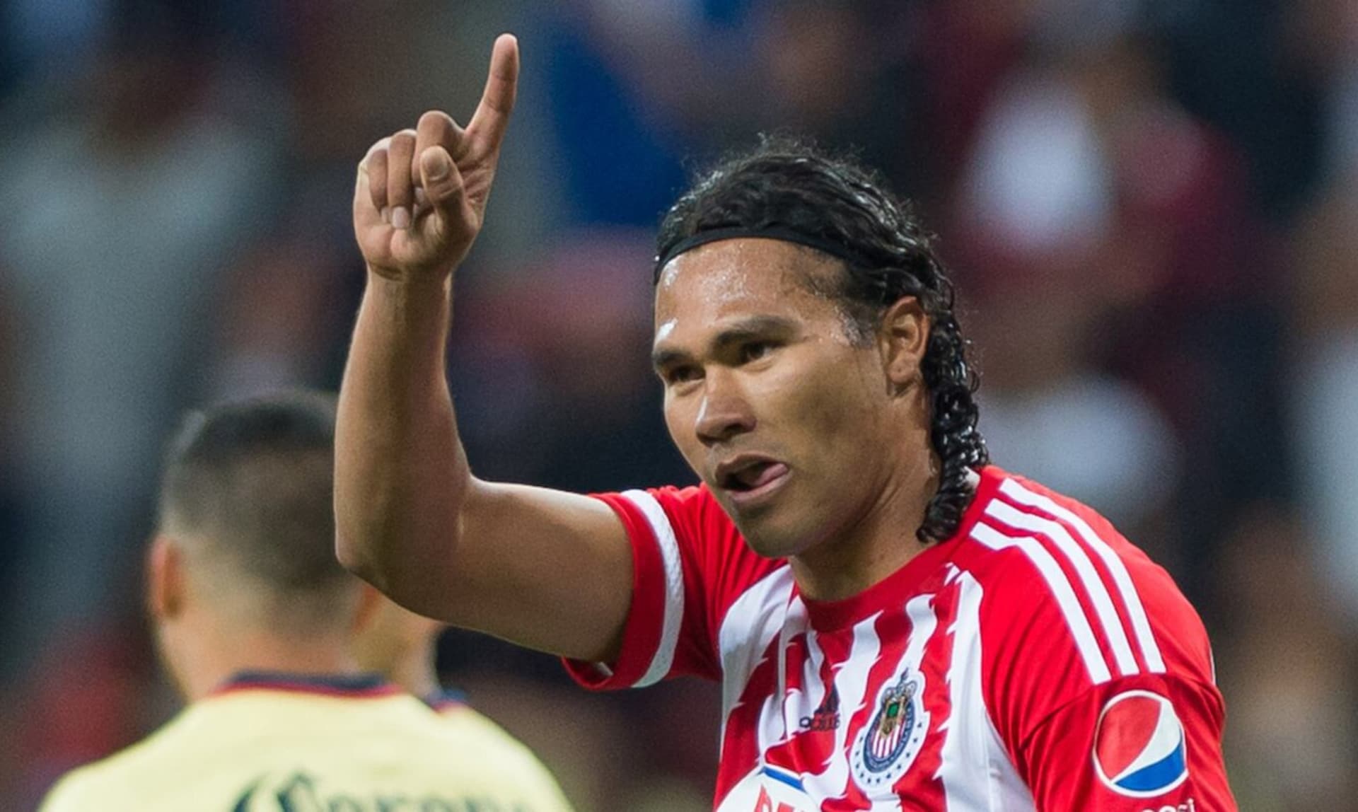 Gullit Peña festeja gol con Chivas ante el América (Fuente: Mexsports)