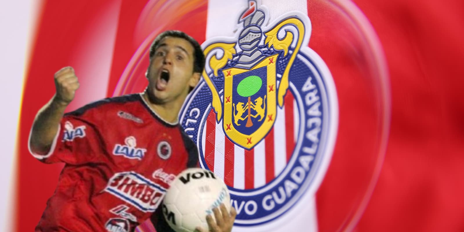 Gustavo Biscayzacú junto al escudo de Chivas / FOTO MILENIO