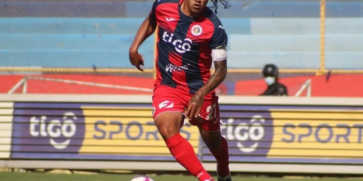 Hasta se pusieron de pie para aplaudir una joya de gol que se mandó Carlos 'Gullit' Peña en la liga salvadoreña con el Club Deportivo FAS.