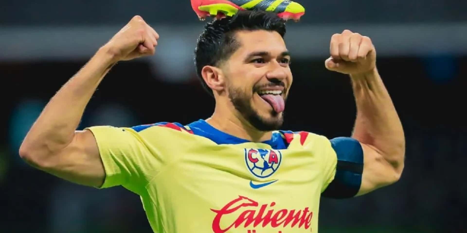 Henry Martín durante su festejo con la playera del América / Foto: ESPN