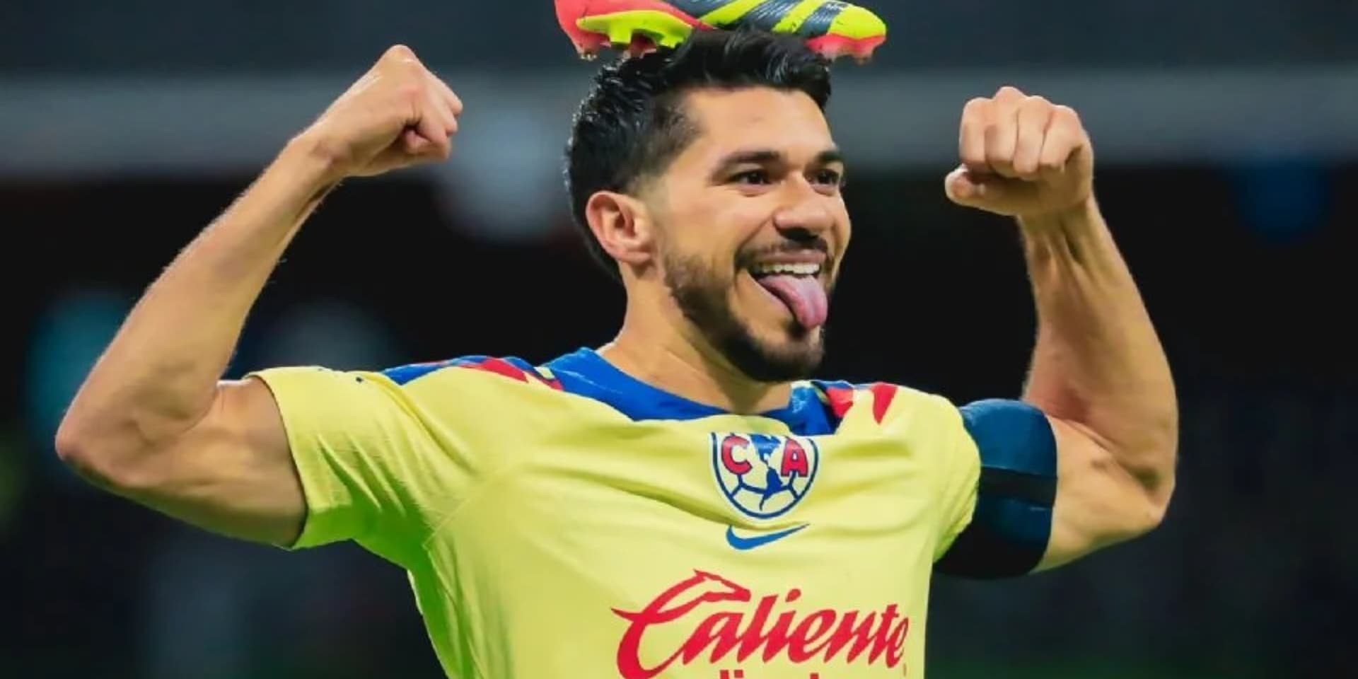 Henry Martín durante su festejo con la playera del América / Foto: ESPN