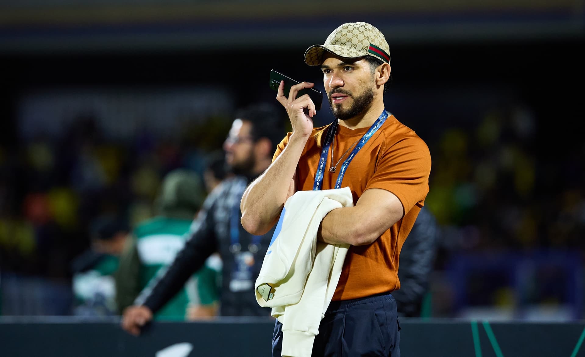 Henry Martín en un juego de América, recibe una llamada (Fuente: Mexsports)