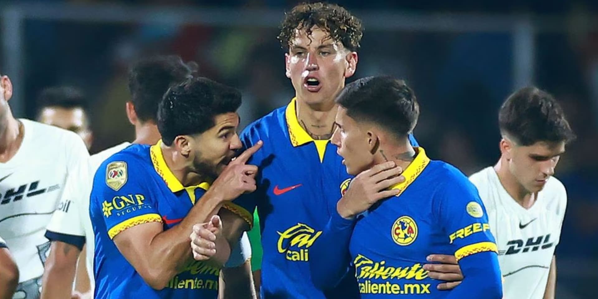 Henry Martin y Brian Rodríguez discuten en el Pumas vs América / Foto: El Universal