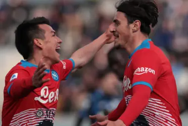  Hirving Lozano disputó el duelo entre Napoli y Atalanta en la liga italiana, donde el cuadro celeste tomó el liderato, sin embargo, uno de los jugadores no estuvo tan contento con el Chucky