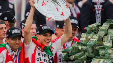 Hirving Lozano durante el festejo del campeonato con PSV / Foto: ESPN
