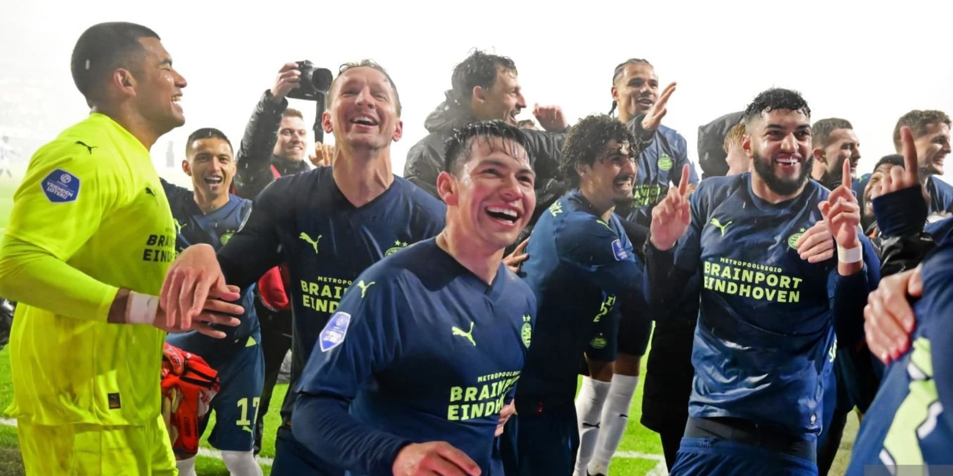 Hirving Lozano festejando el triunfo del PSV / Foto: Getty Images