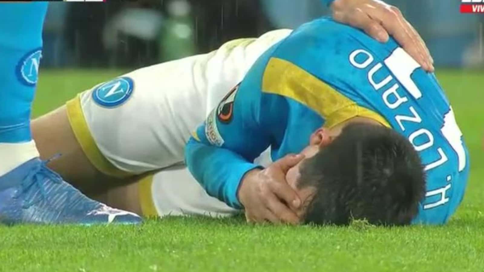 Hirving Lozano salió lesionado tras un fuerte impacto, los reportes preliminares estipulan 4 semanas fuera de actividad, además de otra consecuencia