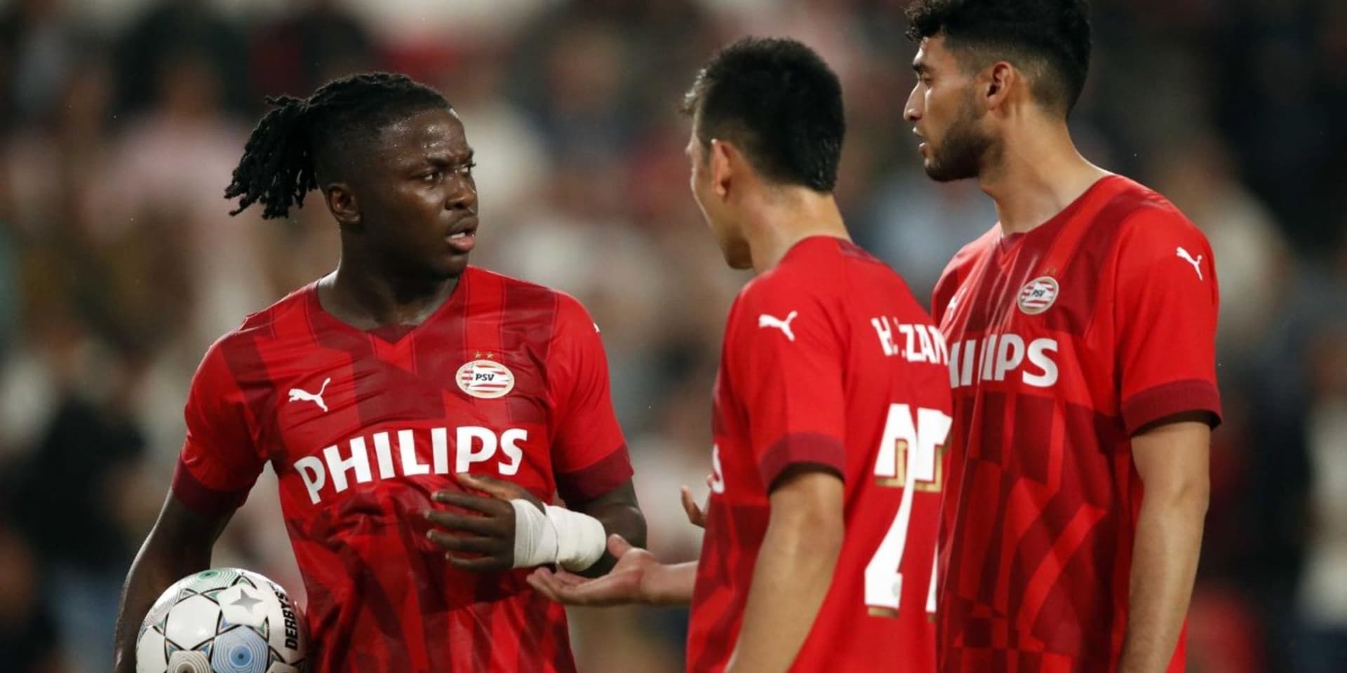 Hirving Lozano tuvo una discusión con su compañero Johan Bakayoko y ahora recibe noticias no tan buenas en el PSV
