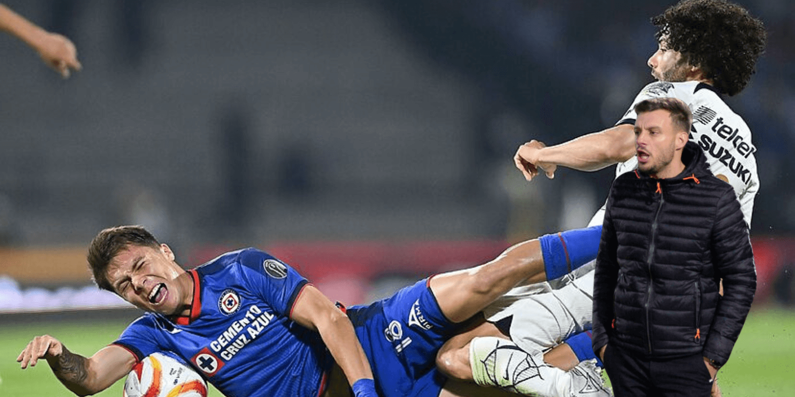 Huescas en encontronazo con César Huerta en Pumas vs Cruz Azul. Foto: Marca
